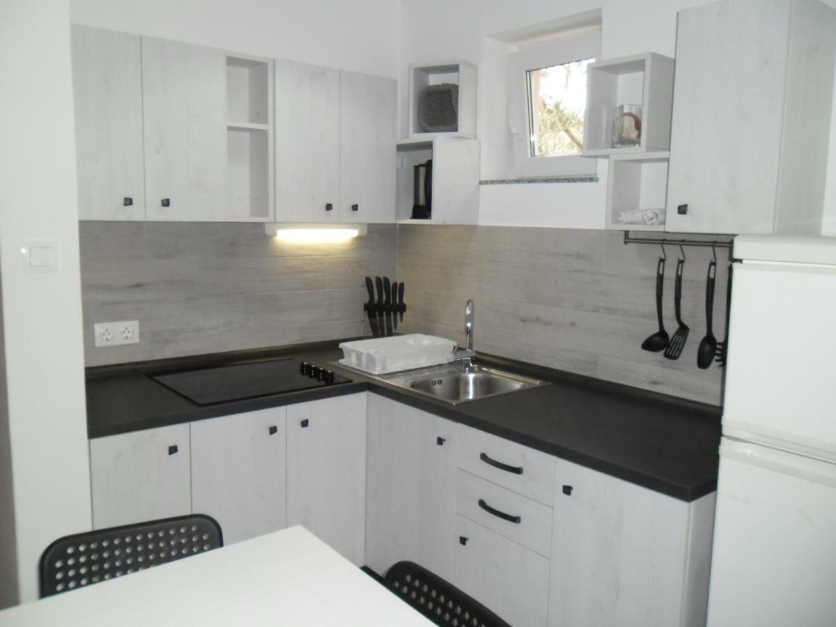 Apartmani Nena Povljana Ngoại thất bức ảnh