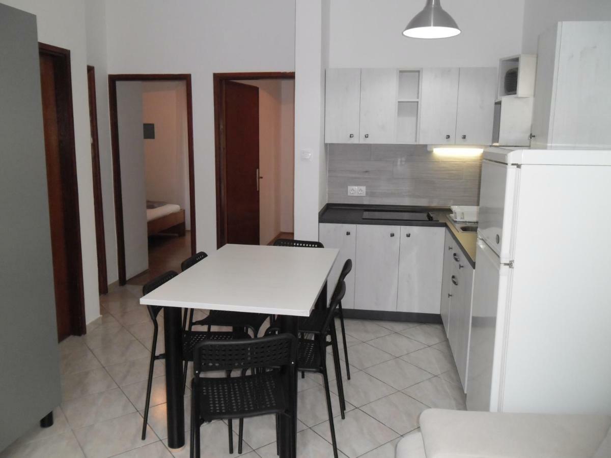 Apartmani Nena Povljana Ngoại thất bức ảnh